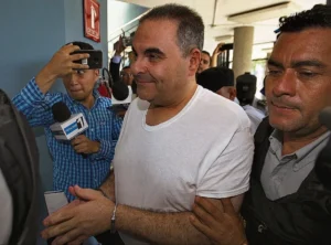 El expresidente Antonio Saca salió de prisión tras cumplir 10 años por el desvío de $301 millones. La FGR aclara que la